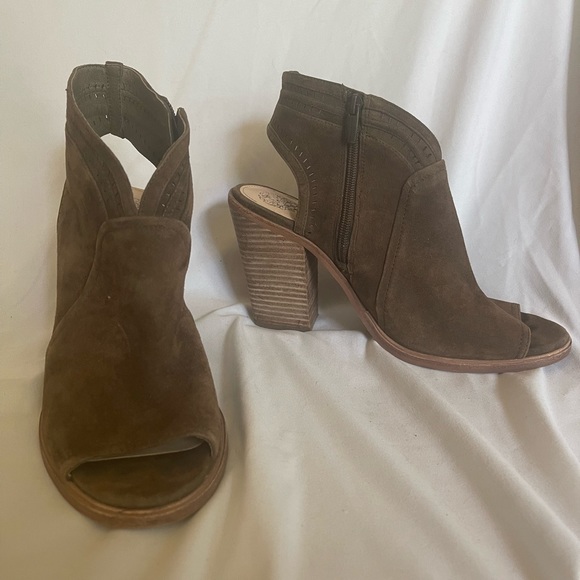 Vince Camuto brown heels - Picture 1 of 3